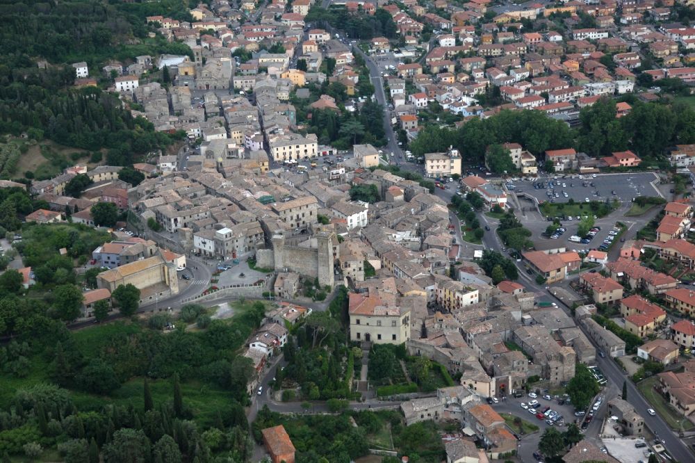 Luftaufnahme Bolsena - Stadtansicht von Bolsena in Latium in Italien, darüber die mittelalterliche Burg Rocca Monaldeschi della Cervara