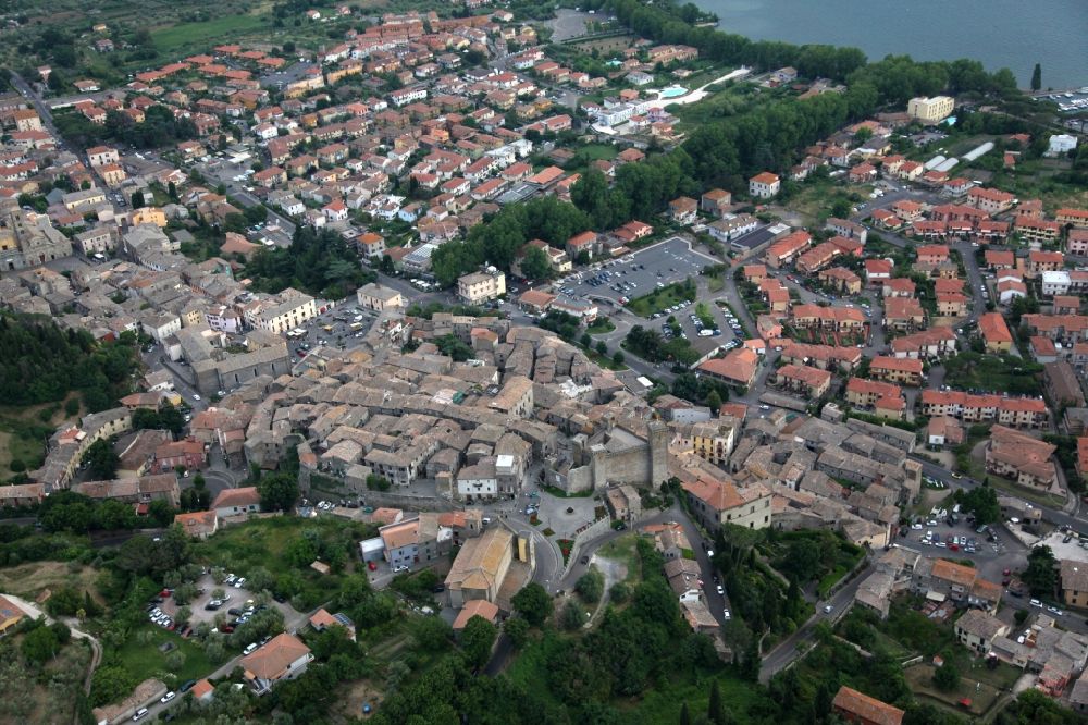 Bolsena von oben - Stadtansicht von Bolsena in Latium in Italien, darüber die mittelalterliche Burg Rocca Monaldeschi della Cervara