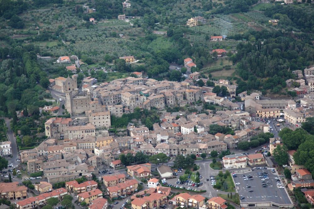 Bolsena aus der Vogelperspektive: Stadtansicht von Bolsena in Latium in Italien, darüber die mittelalterliche Burg Rocca Monaldeschi della Cervara