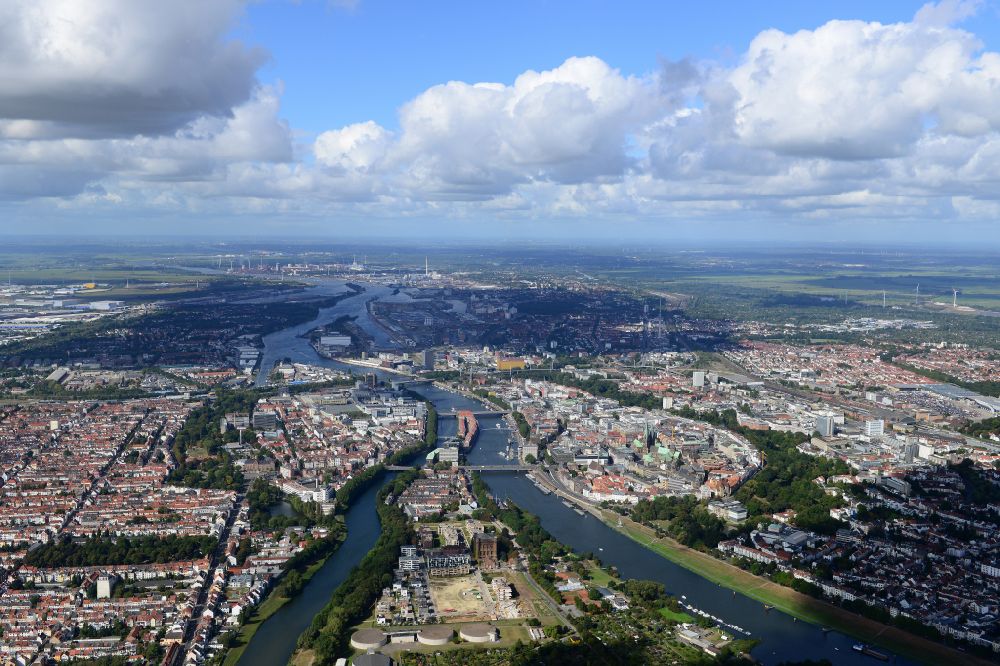 Bremen von oben - Stadtansicht von Bremen und der Halbinsel Stadtwerder am Ufer des Flusses Weser in Bremen, Deutschland