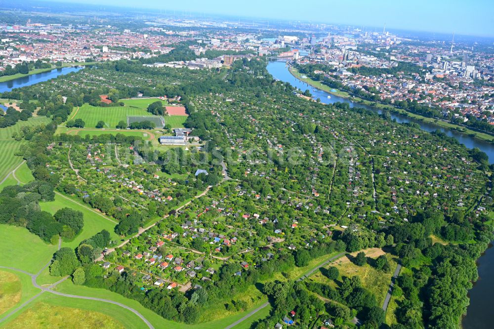 Luftbild Bremen - Stadtansicht von Bremen und der Halbinsel Stadtwerder am Ufer des Flusses Weser in Bremen, Deutschland