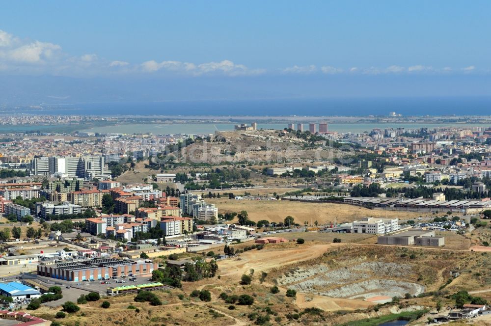 Luftaufnahme Cagliari - Stadtansicht von Cagliari in der gleichnamigen Provinz auf der italienischen Insel Sardinien