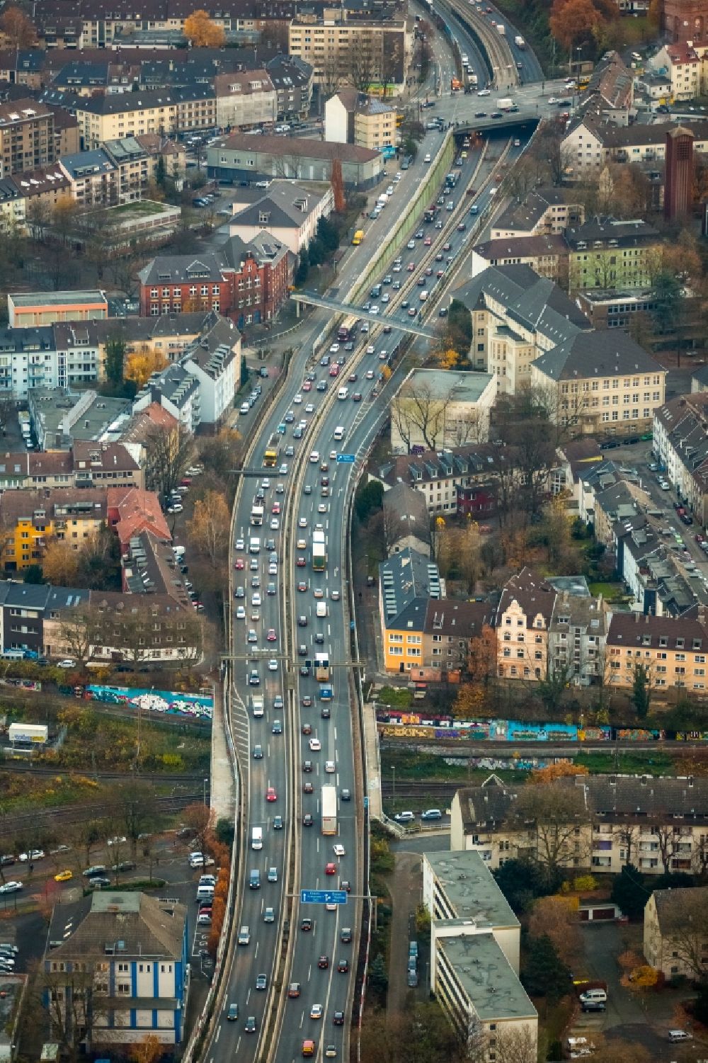 Luftaufnahme Essen - Stadtansicht entlang der Autobahn A40 in Essen im Bundesland Nordrhein-Westfalen