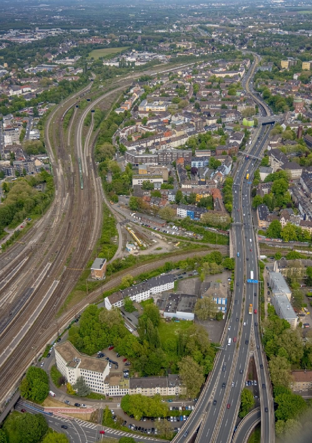 Luftbild Essen - Stadtansicht entlang der Autobahn A40 in Essen im Bundesland Nordrhein-Westfalen