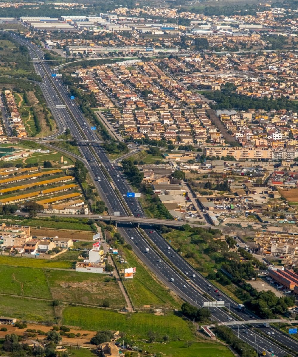 Luftaufnahme Palma - Stadtansicht entlang der Autobahn MA-13 in Palma in Balearische Insel Mallorca, Spanien