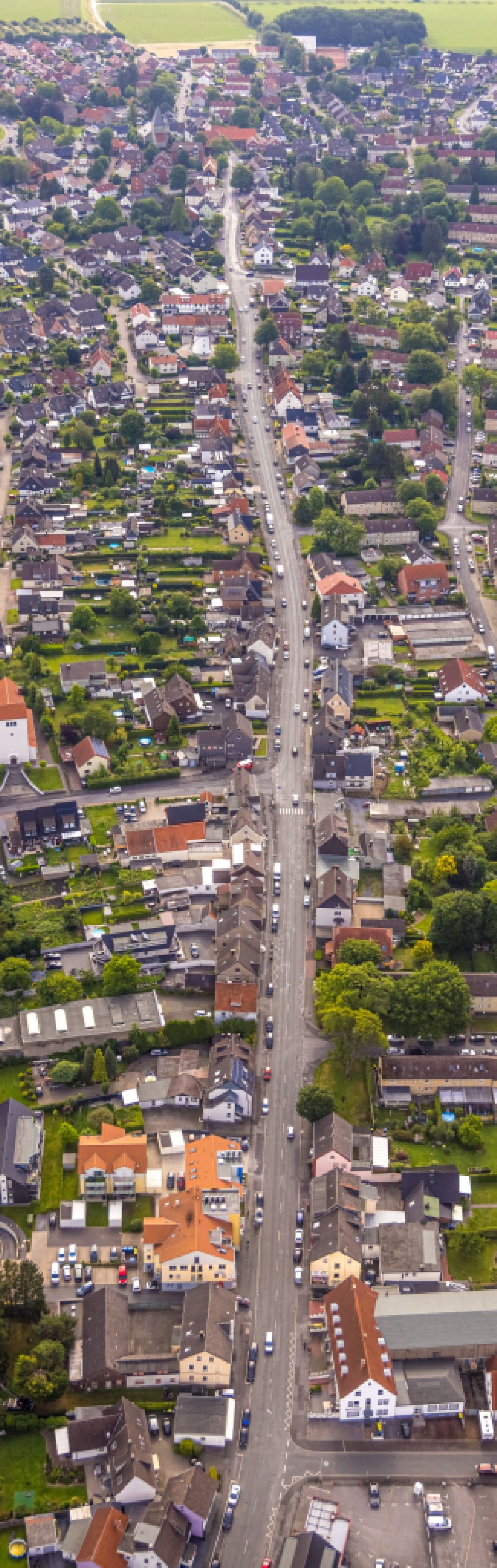 Luftaufnahme Bönen - Stadtansicht entlang der Bahnhofstraße in Bönen im Bundesland Nordrhein-Westfalen, Deutschland