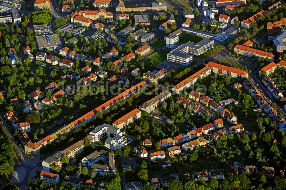 Dessau aus der Vogelperspektive: Stadtansicht entlang der Gropiusallee in Dessau im Bundesland Sachsen-Anhalt, Deutschland