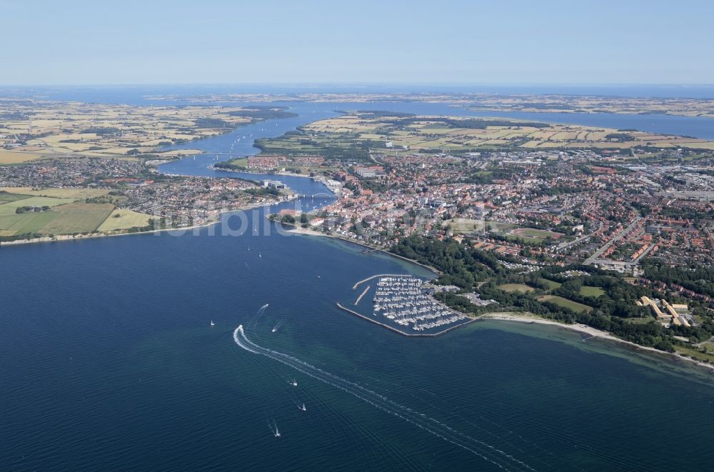 Luftaufnahme Sonderburg - Stadtansicht entlang der Küste der Sonderburger Bucht Sonderburg in Dänemark