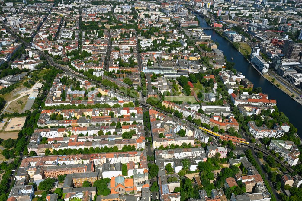 Luftbild Berlin - Stadtansicht entlang der Spree im Ortsteil Kreuzberg in Berlin, Deutschland