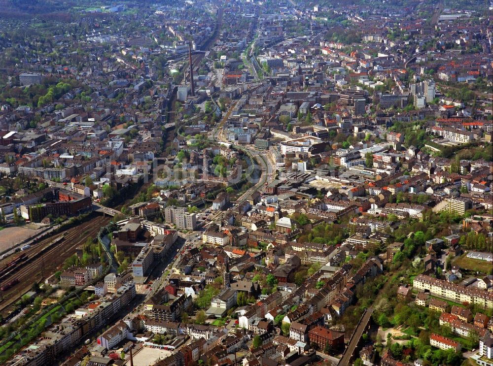 Luftbild Wuppertal - Stadtansicht entlang der Wupper mit der berühmten Schwebebahn in der Innenstadt von Wuppertal im Bundesland Nordrhein-Westfalen