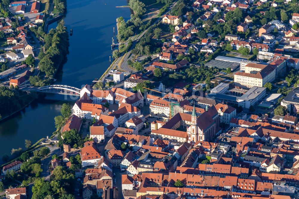 Luftbild Straubing - Stadtansicht mit Finanzamt am Ufer des Flußverlaufes der Donau in Straubing im Bundesland Bayern, Deutschland