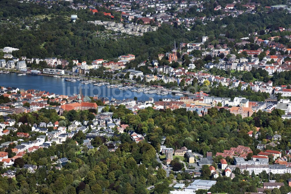 Flensburg von oben - Stadtansicht an der Flensburger Förde in Flensburg im Bundesland Schleswig-Holstein, Deutschland