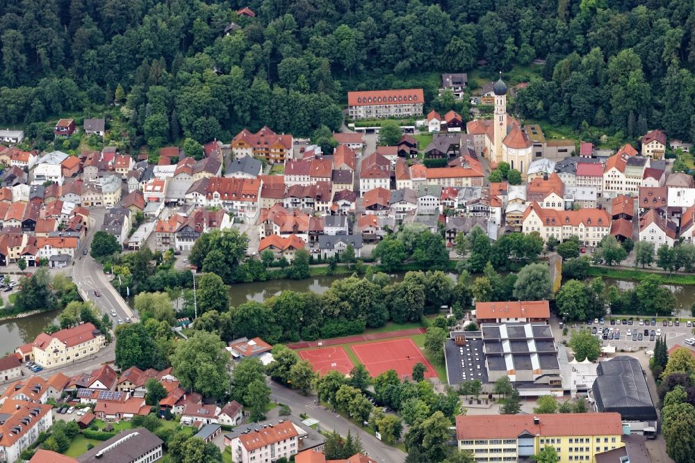 Luftbild Wolfratshausen - Stadtansicht der Flößerstadt Wolfratshausen mit Isar- Brücken im Bundesland Bayern, Deutschland