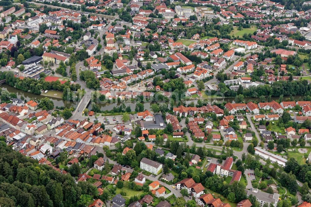 Luftaufnahme Wolfratshausen - Stadtansicht der Flößerstadt Wolfratshausen mit Isar- Brücken im Bundesland Bayern, Deutschland