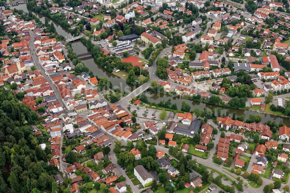 Wolfratshausen aus der Vogelperspektive: Stadtansicht der Flößerstadt Wolfratshausen mit Isar- Brücken im Bundesland Bayern, Deutschland