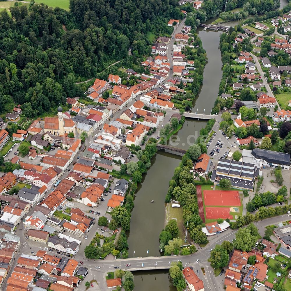 Wolfratshausen von oben - Stadtansicht der Flößerstadt Wolfratshausen mit Isar- Brücken im Bundesland Bayern, Deutschland