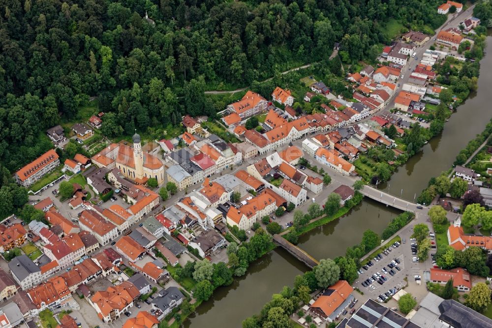 Wolfratshausen aus der Vogelperspektive: Stadtansicht der Flößerstadt Wolfratshausen mit Isar- Brücken im Bundesland Bayern, Deutschland