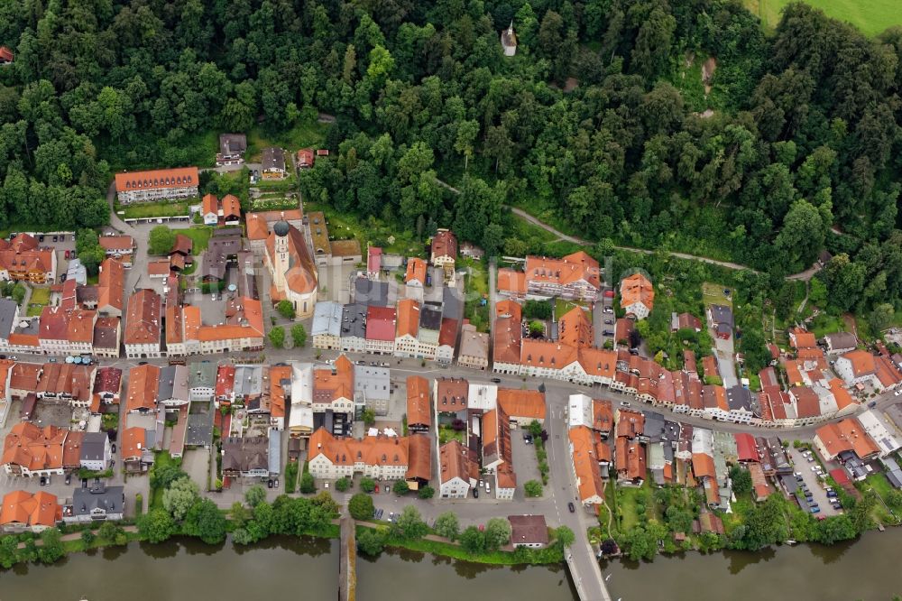 Luftaufnahme Wolfratshausen - Stadtansicht der Flößerstadt Wolfratshausen mit Isar- Brücken im Bundesland Bayern, Deutschland