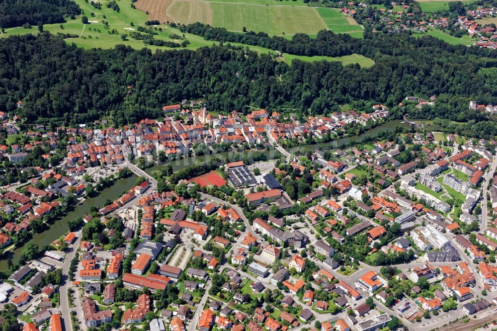 Wolfratshausen von oben - Stadtansicht der Flößerstadt Wolfratshausen mit Isar- Brücken im Bundesland Bayern, Deutschland