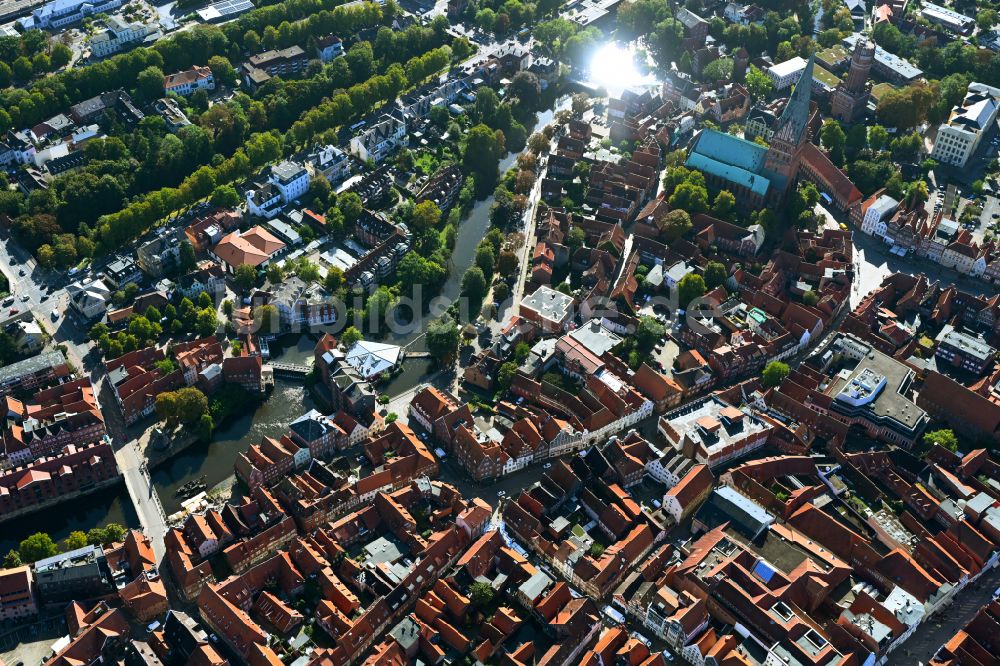 Lüneburg aus der Vogelperspektive: Stadtansicht am Flussverlauf der Ilmenau in Lüneburg im Bundesland Niedersachsen, Deutschland