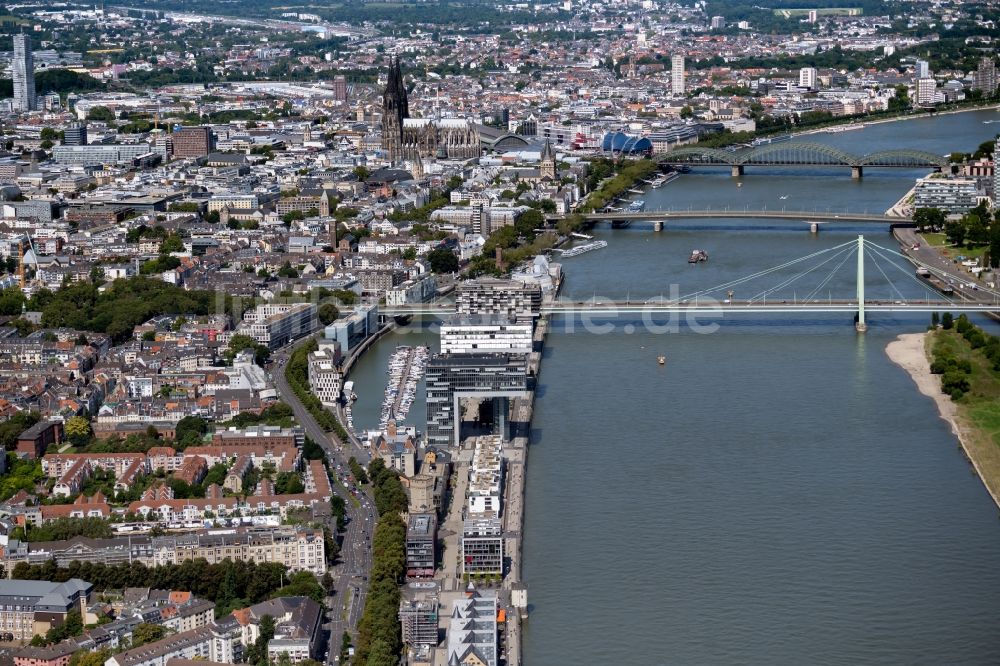 Luftaufnahme Köln - Stadtansicht am Flussverlauf des Rhein in Köln im Bundesland Nordrhein-Westfalen - NRW, Deutschland