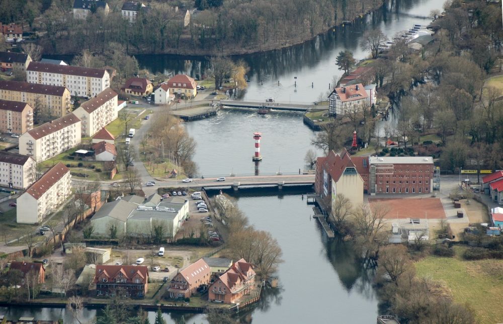 Rathenow aus der Vogelperspektive: Stadtansicht am Flußverlaufe Rathenower Havel in Rathenow im Bundesland Brandenburg