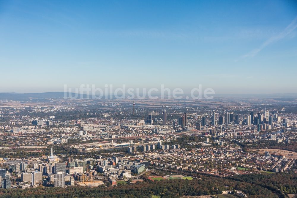 Frankfurt am Main aus der Vogelperspektive: Stadtansicht der Frankfurter Skyline am Main