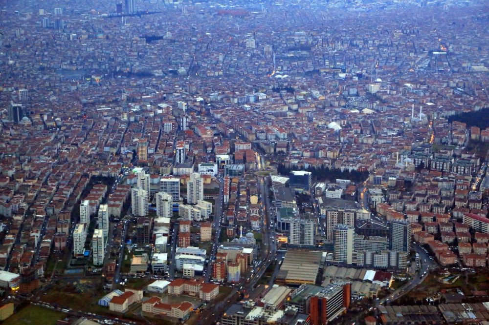 Istanbul von oben - Stadtansicht vom Gebiet Baglar im Stadtgebiet in Istanbul in Türkei