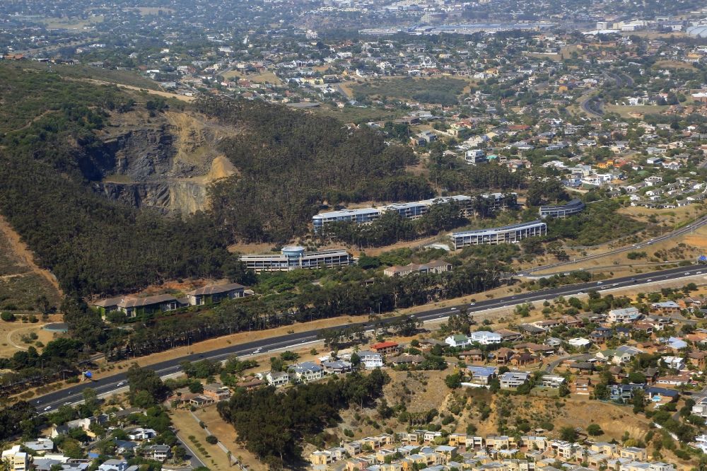 Luftbild Kapstadt - Stadtansicht mit Geschäftshäuser am Fusse des Tygerberg und der Wohnbebauung im Bezirk De Tijger im Stadtgebiet von Kapstadt in Westkap, Südafrika