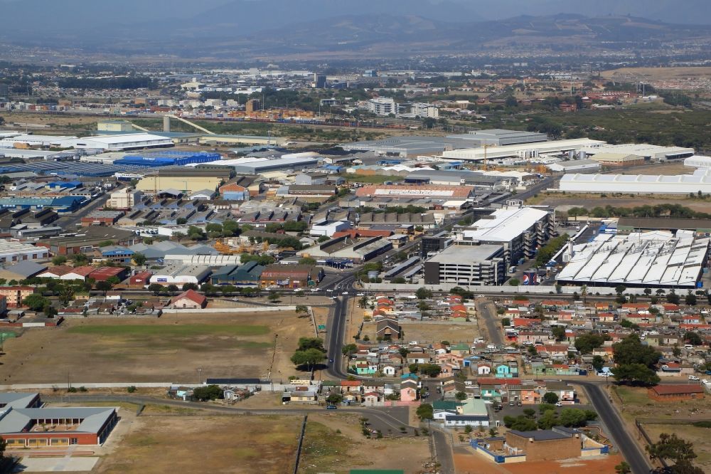 Kapstadt von oben - Stadtansicht mit Gewerbegebiet Parow Industrial im Stadtgebiet von Kapstadt in Westkap, Südafrika