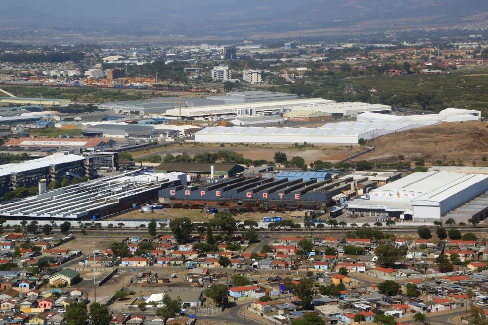 Kapstadt aus der Vogelperspektive: Stadtansicht mit Gewerbegebiet Parow Industrial im Stadtgebiet von Kapstadt in Westkap, Südafrika
