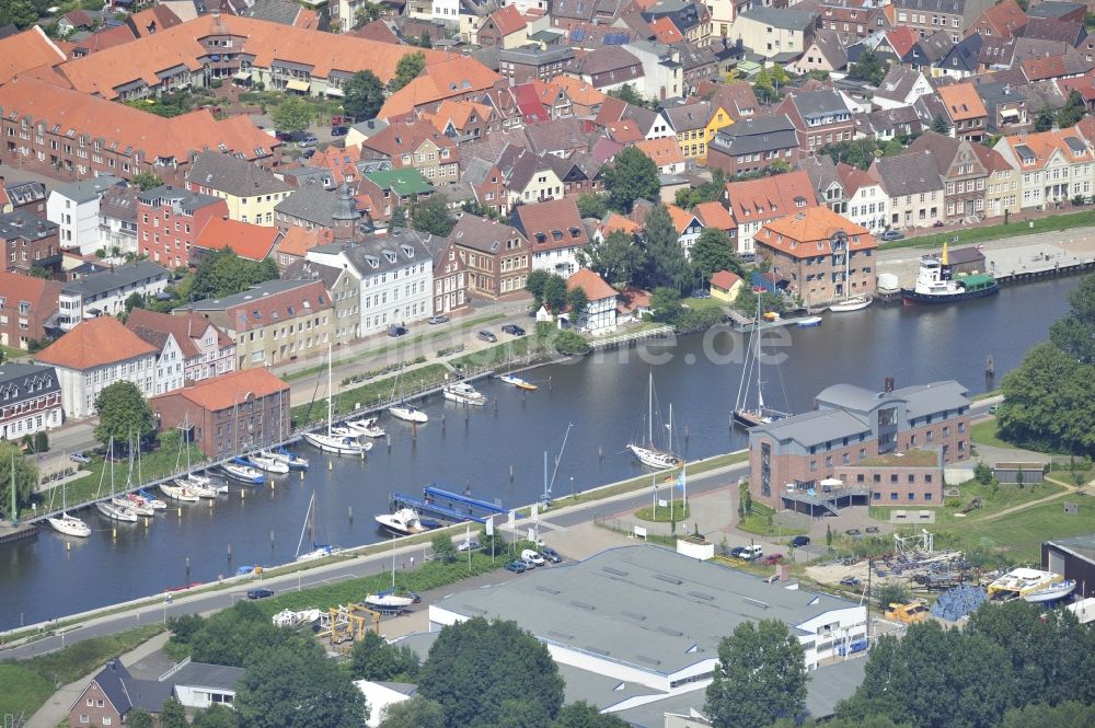 Glückstadt aus der Vogelperspektive: Stadtansicht der Glückstadt mit dem Fluss Unterelbe im Bundesland Schleswig-Holstein