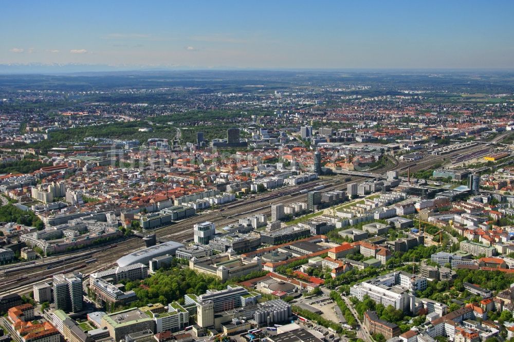 Luftbild München - Stadtansicht mit Gleisanlagen der Deutschen Bahn und dem Arnulfpark im Stadtgebiet in München im Bundesland Bayern, Deutschland
