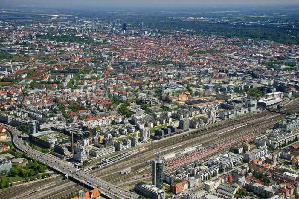 Luftaufnahme München - Stadtansicht mit Gleisanlagen der Deutschen Bahn und dem Arnulfpark im Stadtgebiet in München im Bundesland Bayern, Deutschland