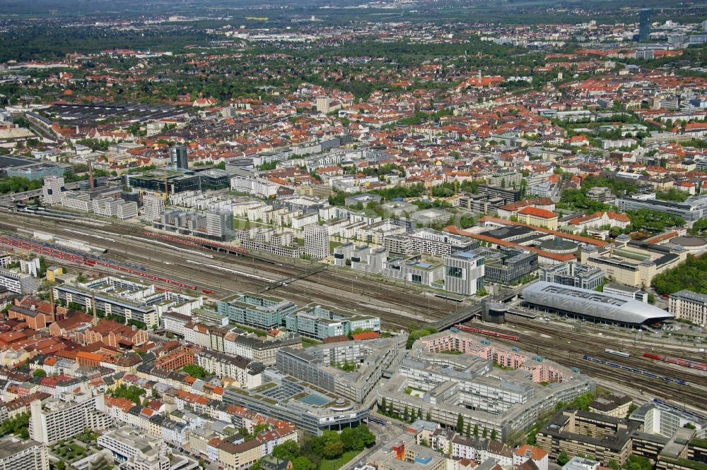 München von oben - Stadtansicht mit Gleisanlagen der Deutschen Bahn und dem Arnulfpark im Stadtgebiet in München im Bundesland Bayern, Deutschland