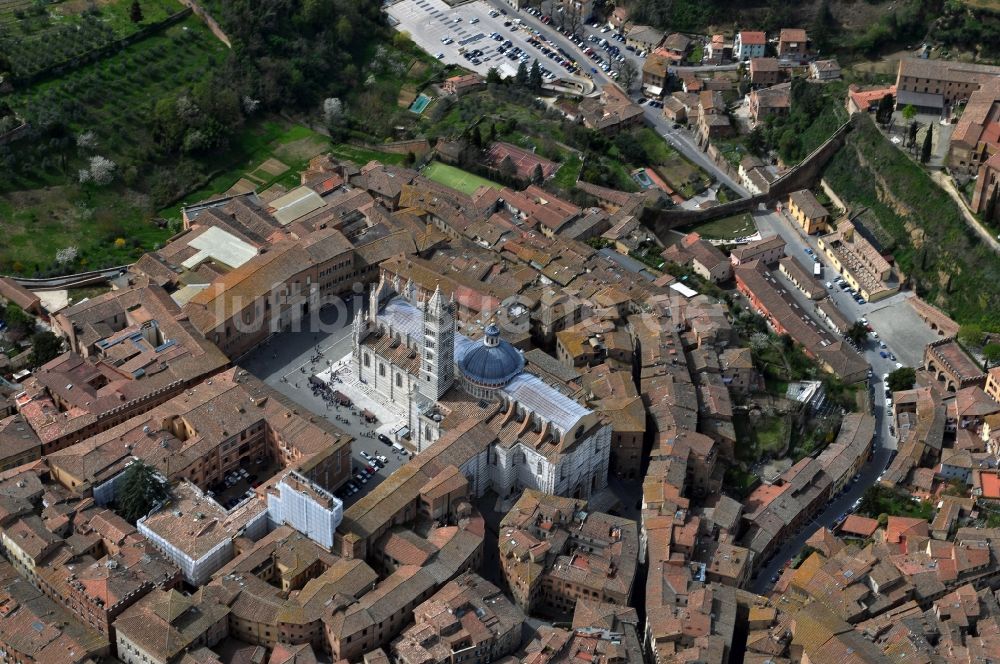 Luftbild Siena - Stadtansicht mit der historische Altstadt von Siena in Italien