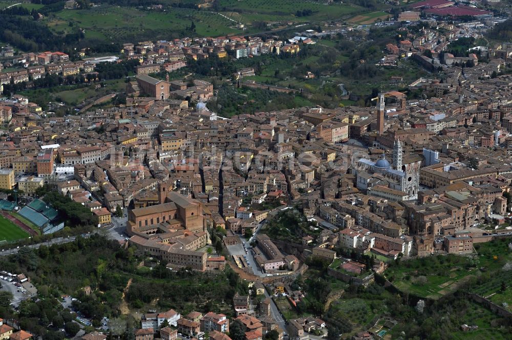 Luftaufnahme Siena - Stadtansicht mit der historische Altstadt von Siena in Italien