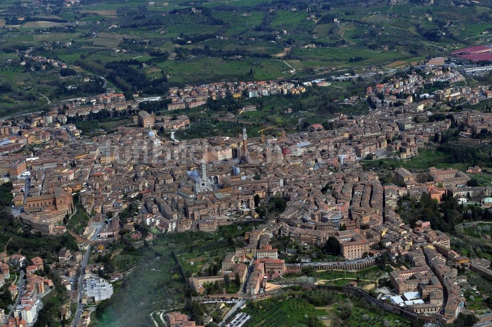 Siena aus der Vogelperspektive: Stadtansicht mit der historische Altstadt von Siena in Italien