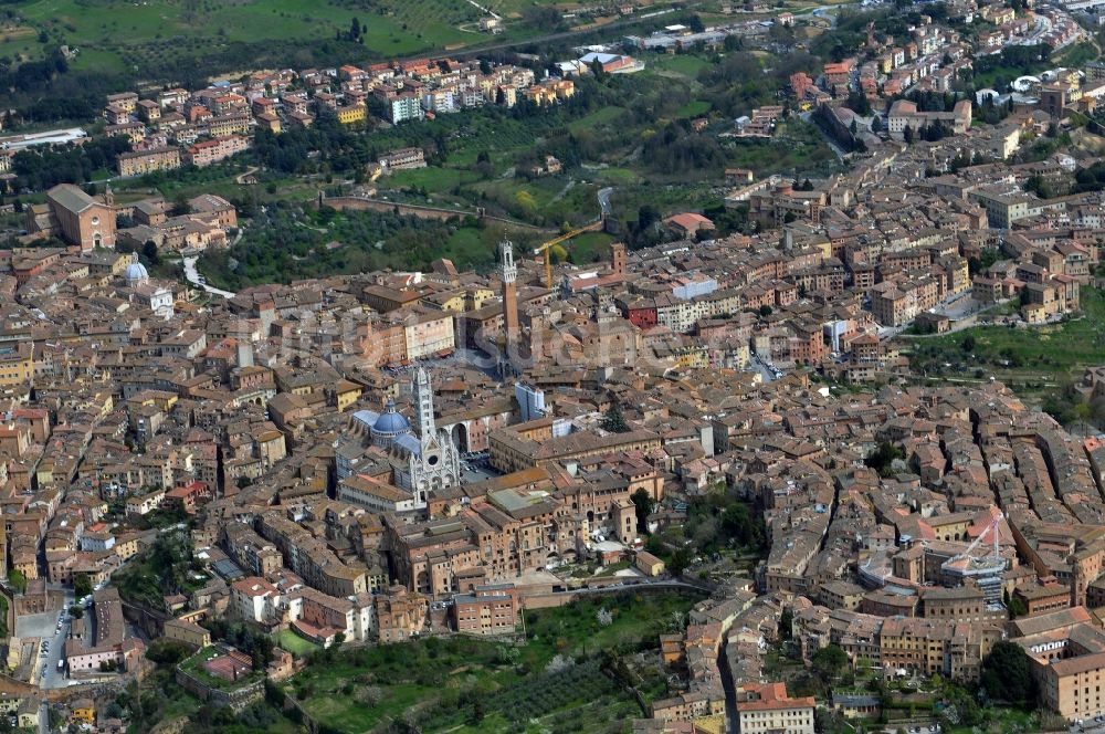 Luftbild Siena - Stadtansicht mit der historische Altstadt von Siena in Italien