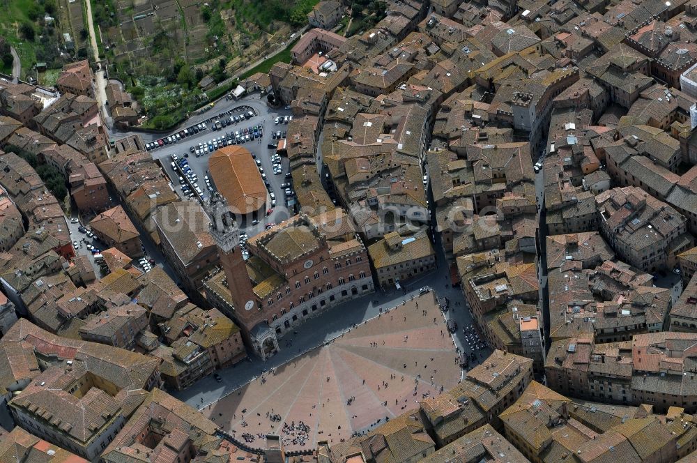 Siena von oben - Stadtansicht mit der historische Altstadt von Siena in Italien