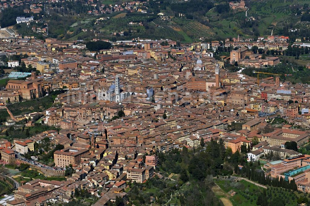 Siena aus der Vogelperspektive: Stadtansicht mit der historische Altstadt von Siena in Italien