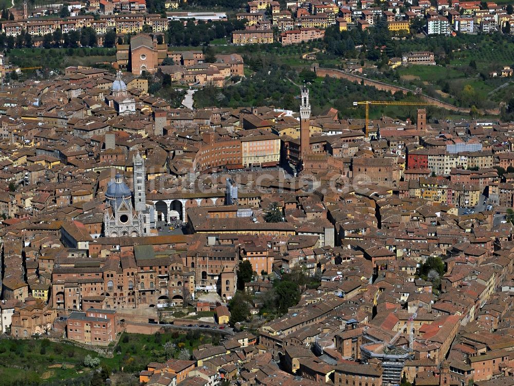 Luftaufnahme Siena - Stadtansicht mit der historische Altstadt von Siena in Italien