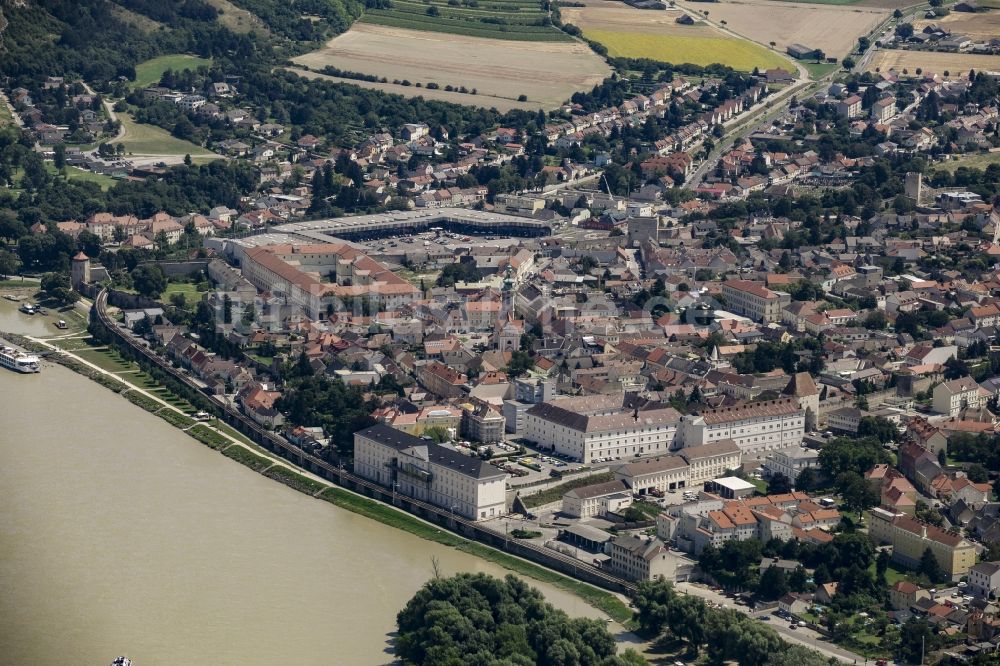 Luftaufnahme Hainburg an der Donau - Stadtansicht der historischen Innenstadt von Hainburg an der Donau in Niederösterreich, Österreich