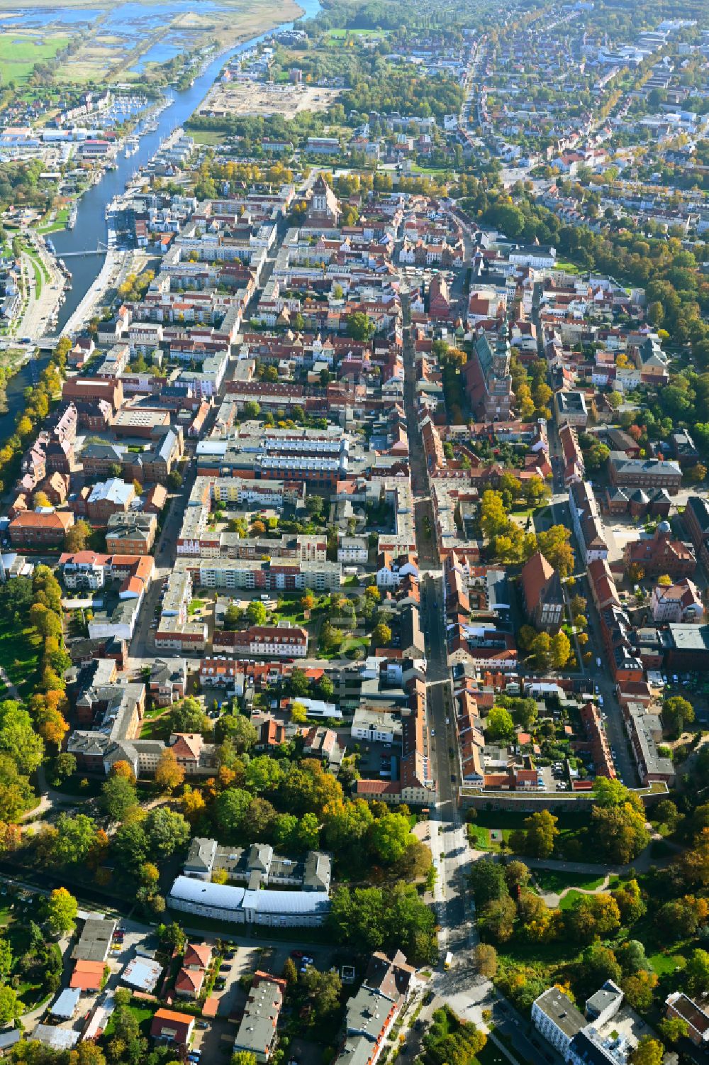 Hansestadt Greifswald von oben - Stadtansicht des historischen Stadtzentrum mit Jacobikirche und Dom St.Nikolai und Marktplatz der Hansestadt Greifswald im Bundesland Mecklenburg-Vorpommern
