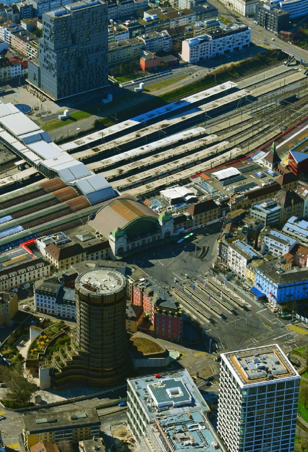 Basel aus der Vogelperspektive: Stadtansicht in der Innenstadt beim Hauptbahnhof SBB im Ortsteil Gundeldingen in Basel, Schweiz
