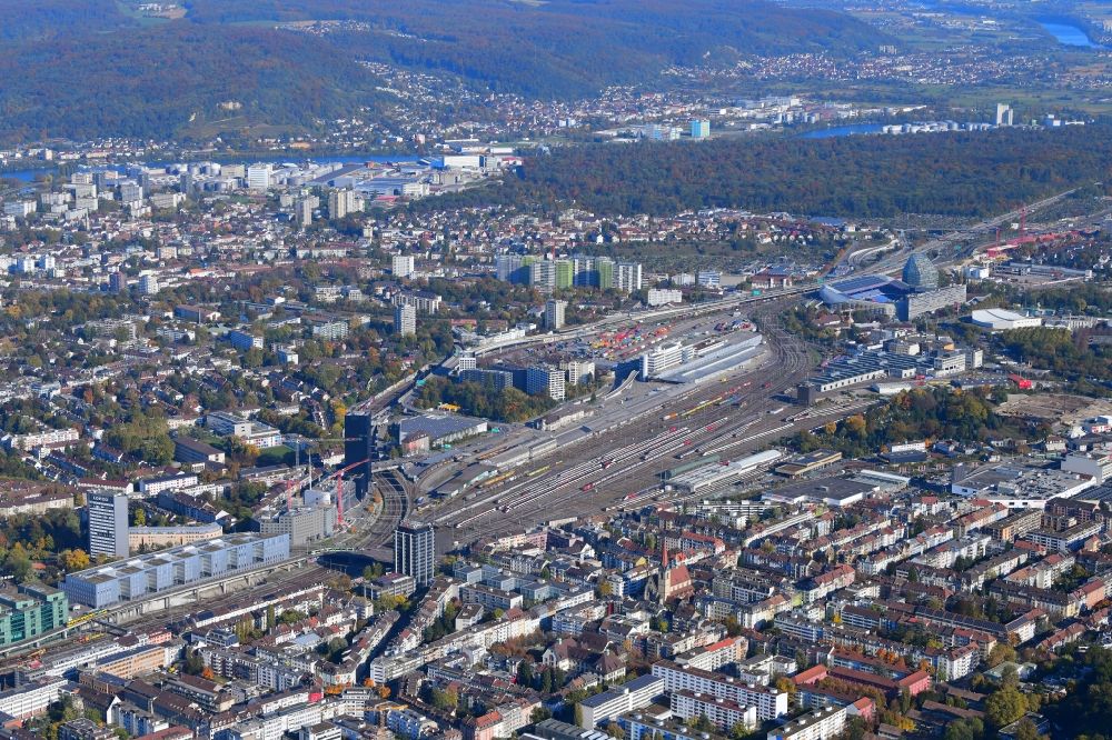 Luftaufnahme Basel - Stadtansicht der Innenstadt beim Hauptbahnhof SBB im Ortsteil Gundeldingen in Basel, Schweiz