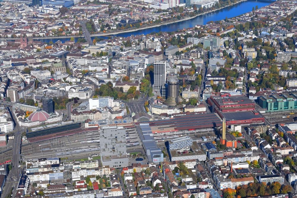 Basel von oben - Stadtansicht der Innenstadt beim Hauptbahnhof SBB im Ortsteil Gundeldingen in Basel, Schweiz