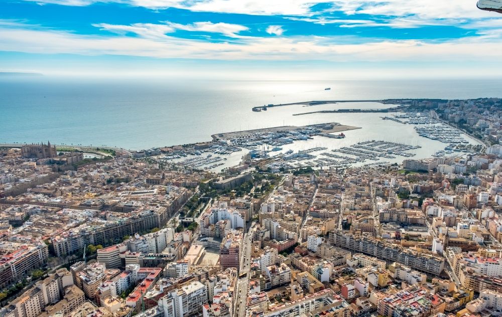 Palma aus der Vogelperspektive: Stadtansicht der Innenstadt mit Hafen am Küstenbereich in Palma in Balearische Insel Mallorca, Spanien