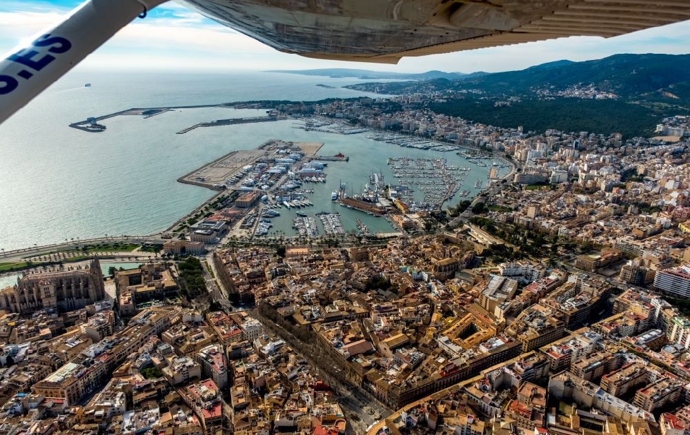 Luftaufnahme Palma - Stadtansicht der Innenstadt mit Hafen am Küstenbereich in Palma in Balearische Insel Mallorca, Spanien