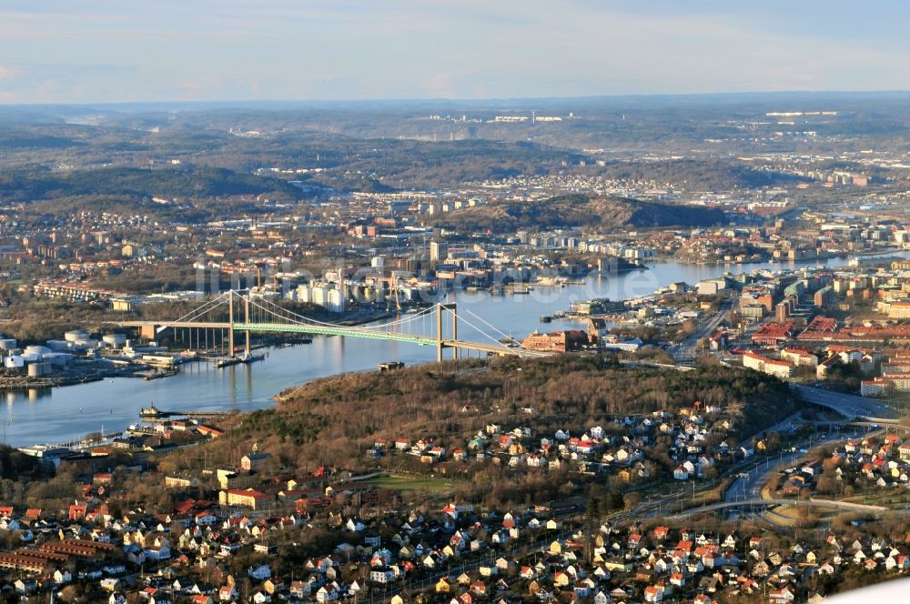 Luftbild Göteborg - Stadtansicht der Innenstadt an der Älvsborgsbron - Brücke über der Göta älv in Göteborg in Schweden